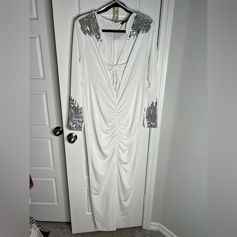 Sequin Detail Keyhole Gown-White
